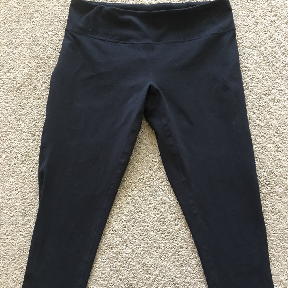 Crop below the knee black workout tights